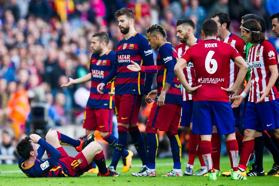 Messi a terra, FIlipe Luis prova ad avvicinarsi all&#39;avversario. Getty